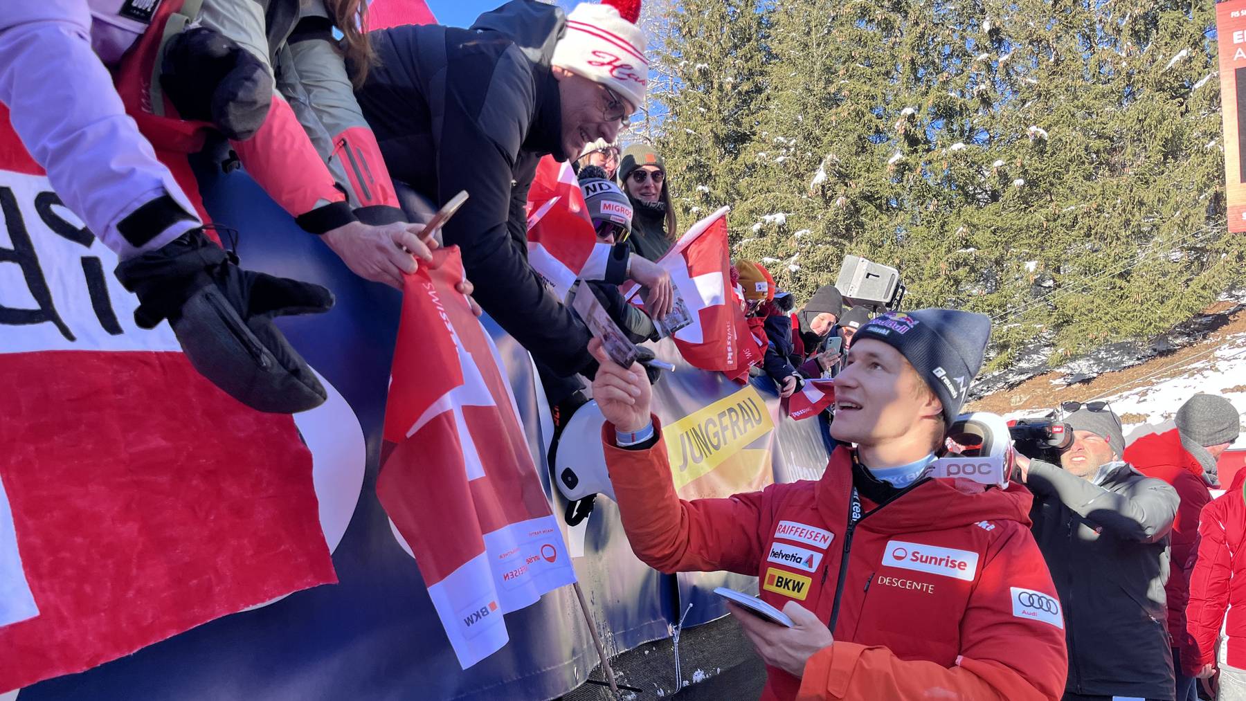 Marco Odermatt am Autogramme geben nach Super-G, 12.1.24