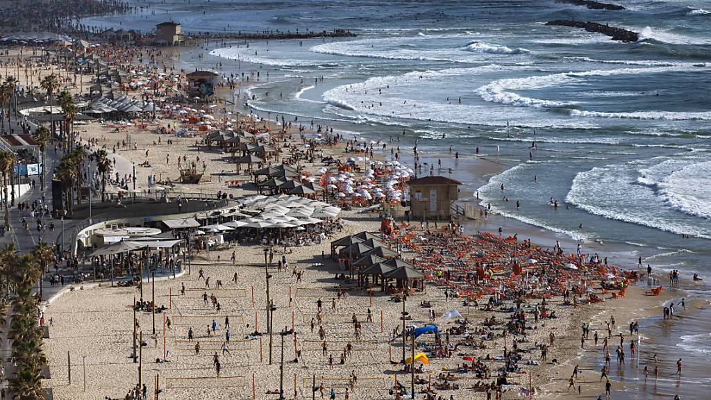 Tel Aviv – im Bild der Strand – ist laut «Economist» der zurzeit teuerste Platz zum Leben. (Archivbild)