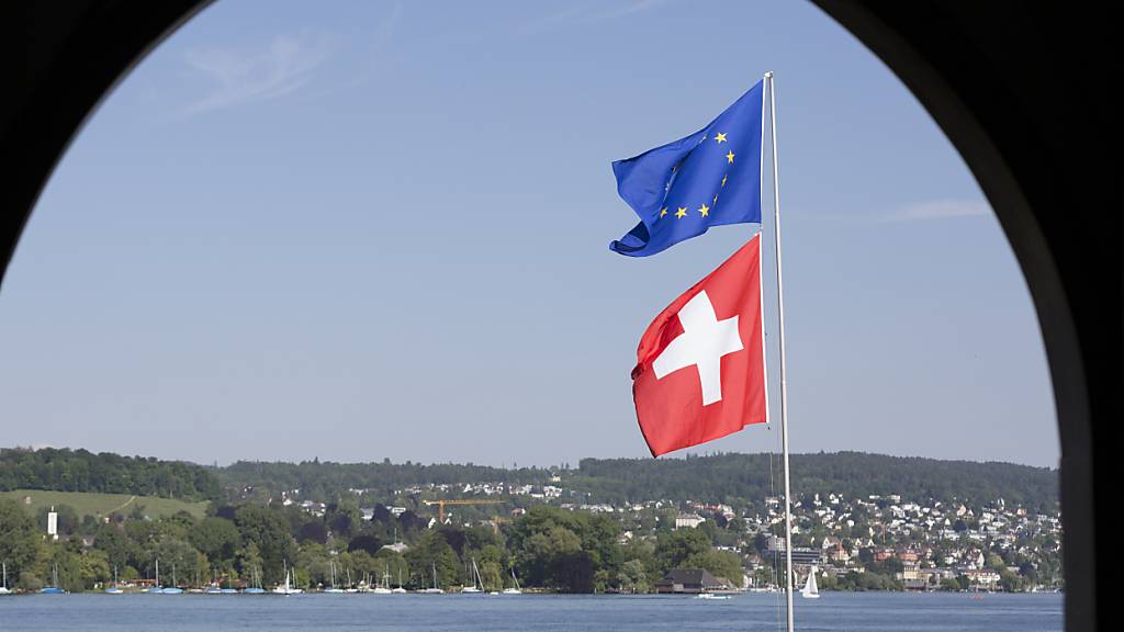 Das Ergebnis der Verhandlungen zwischen der Schweiz und der EU kann laut eines vom Bundesrat in Auftrag gegebenen Gutachtens wohl nicht dem obligatorischen Referendum unterstellt werden. (Archivbild)