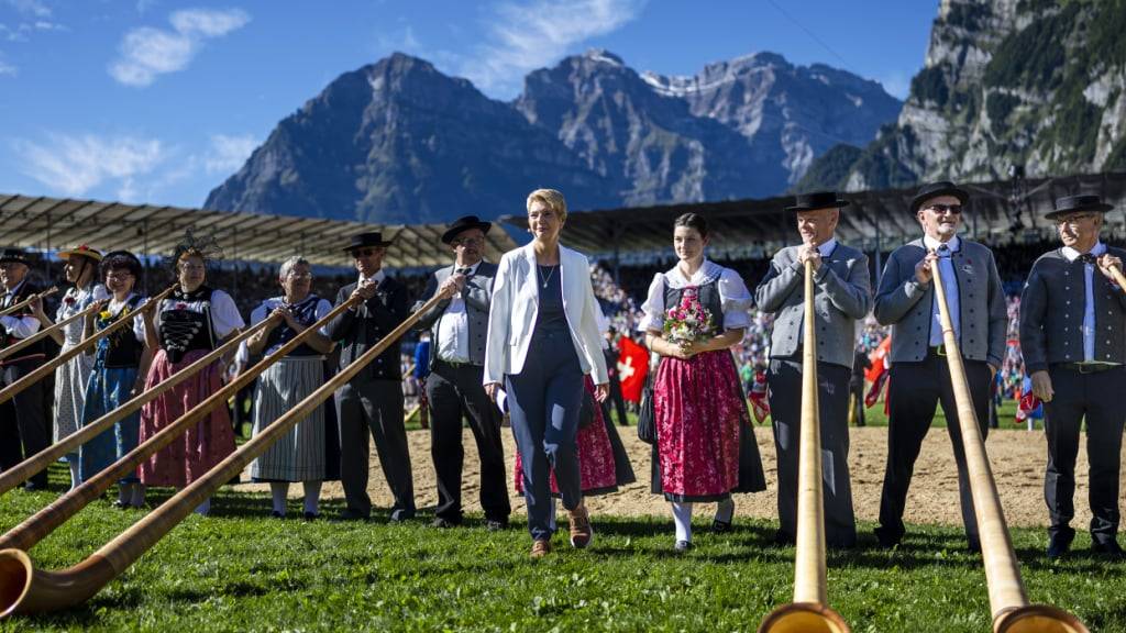 Bundespräsidentin Karin Keller-Sutter trat am Sonntag am ESAF-Festakt in Mollis auf. «Die Schweiz braucht mehr Schwinger», sagte sie vor den 56'500 Schwingfans in der Arena.