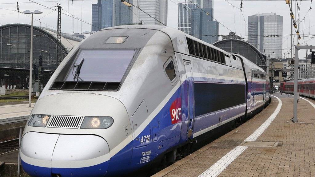 Ein französischer Alstom-TGV in Deutschland: Der französische Konzern Alstom und das deutsche Unternehmen Siemens legen ihre Bahnsparte zusammen. (Archiv)