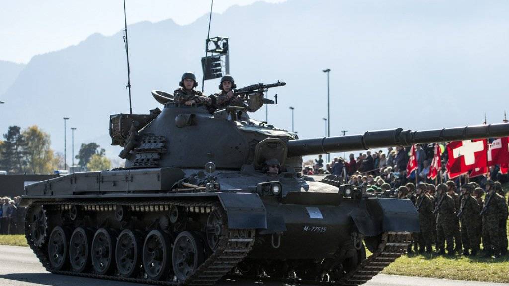 Zu den Höhepunkten der Armeeschau in Thun zählten die beiden Défilés mit über 100 Panzern.