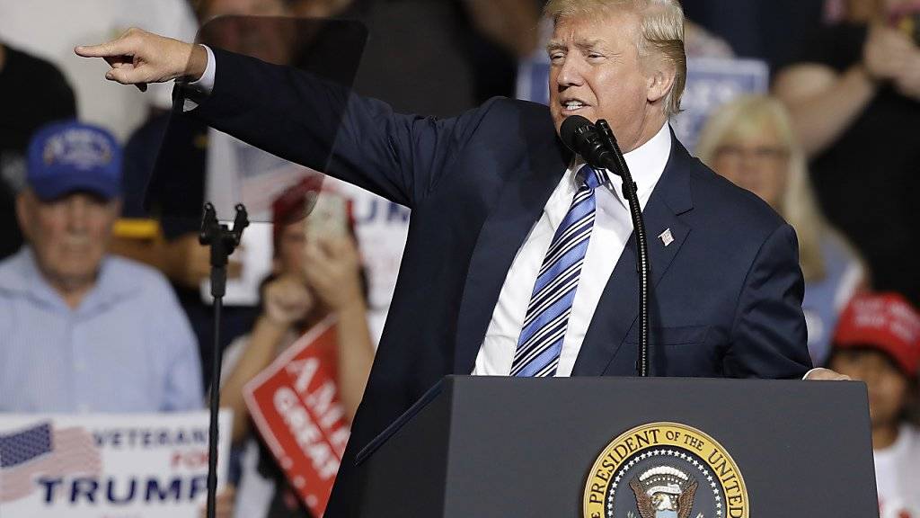 US-Präsident Donald Trump bei einem Auftritt am Donnerstag in West Virginia: Er bezeichnete seine angeblichen Verbindungen zu Russland, die ein Sonderermittler untersucht, erneut als «totale Erfindung» und kritisierte seine Gegner.