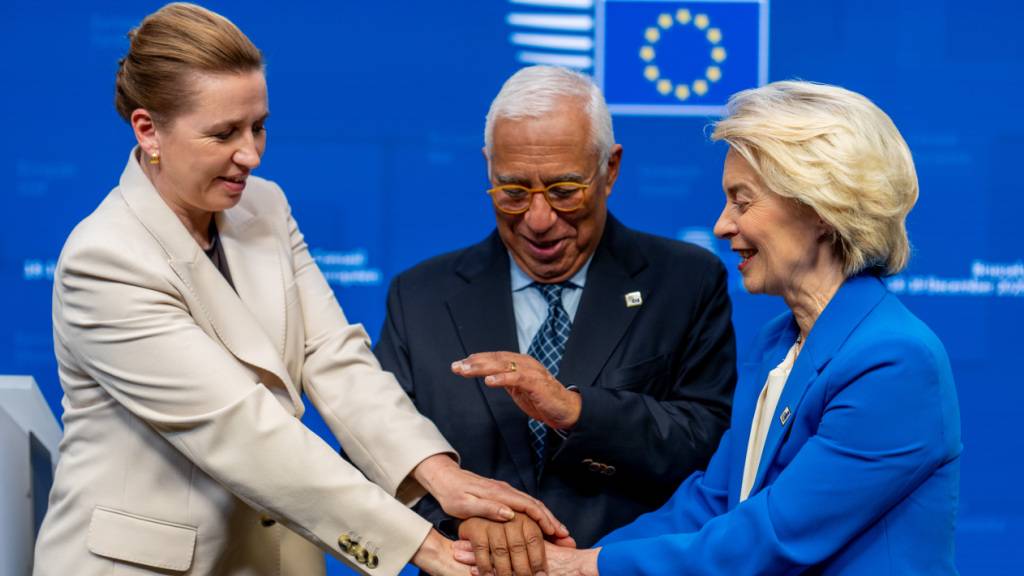 dpatopbilder - Ursula von der Leyen (r), Präsidentin der EU-Kommission, steht neben António Costa, Präsident des Europäischen Rates, und Mette Frederiksen (l), Ministerpräsidentin von Dänemark bei der Pressekonferenz nach dem EU-Gipfel. Topthemen waren die Frage, ob künftig in der EU eingefrorene Vermögenswerte der russischen Zentralbank zur Unterstützung der Ukraine genutzt werden können und das Mercosur Abkommen. Foto: Michael Kappeler/dpa