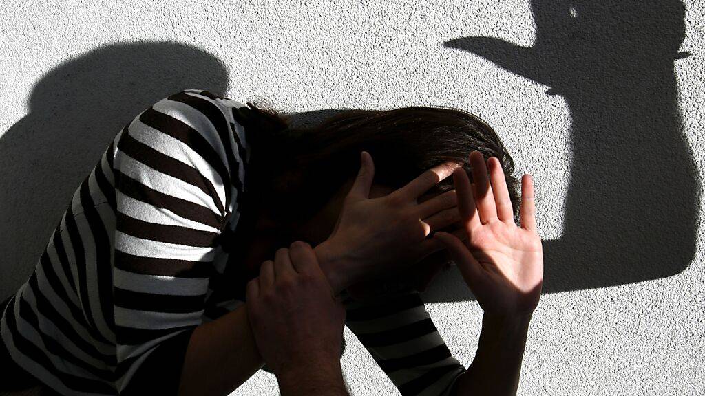 Soziologin Marylène Lieber hat rund 630 Fälle sexueller Gewalt in Genf untersucht. Sie fordert, dass die Anlaufstellen für Opfer in der Schweiz besser harmonisiert werden. (Symbolbild)