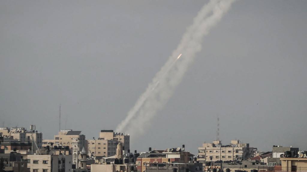 Raketen werden von der islamistischen Hamas aus Gaza-Stadt in Richtung Israel abgefeuert. Kurz nach Ablauf eines Ultimatums der islamistischen Hamas haben militante Palästinenser mehrere Raketen aus dem Gazastreifen auf Israel abgefeuert. Foto: Mohammed Talatene/dpa