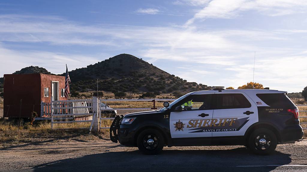 Ein Wagen des Sheriffs von Santa Fe County parkt auf der Straße am Eingang der Bonanza Creek Ranch. (Archivbild) Foto: Jae C. Hong/AP/dpa