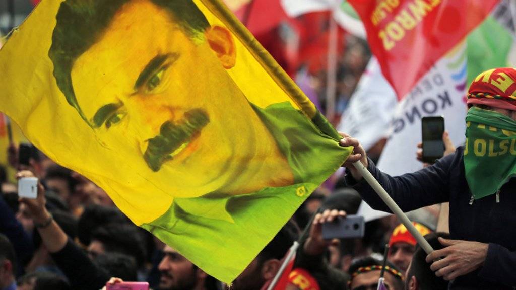 Ein kurdischer Demonstrant mit einer Öcalan-Fahne Mitte März in Istanbul. (Archivbild).