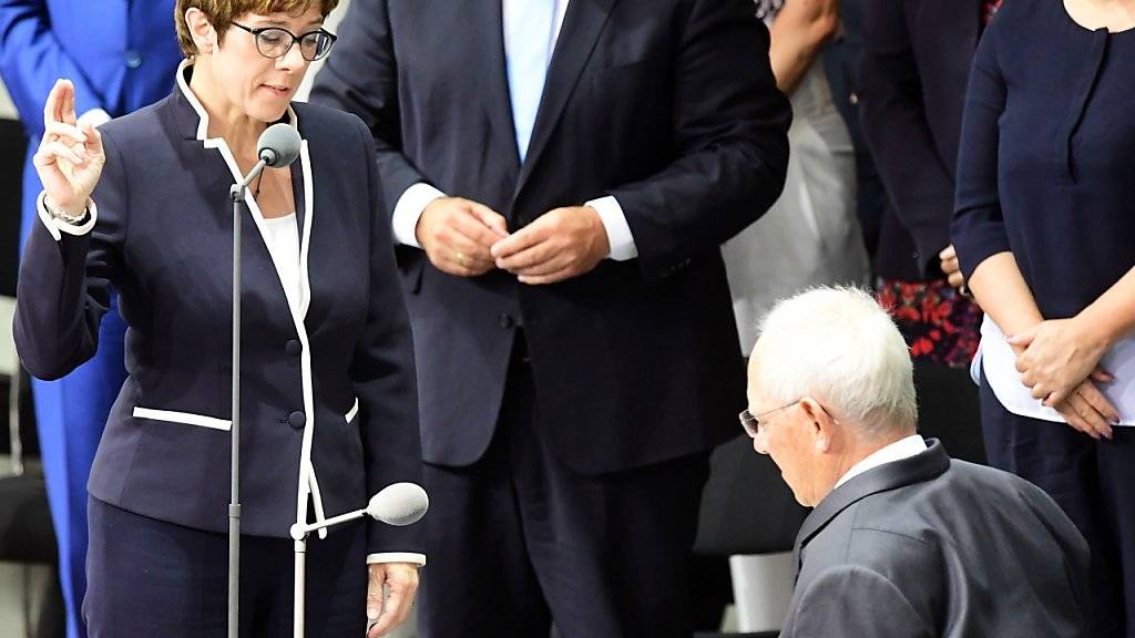 Die neue deutsche Verteidigungsministerin Annegret Kramp-Karrenbauer wird von Bundestags-Präsident Wolfgang Schäuble vereidigt