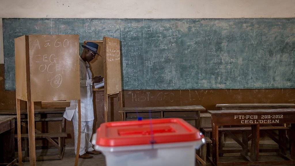 Wie erwartet wird die Wahl um die Präsidentschaft in Benin in einer Stichwahl entschieden. In den Prognosen liegen drei Kandidaten eng beieinander in Front.