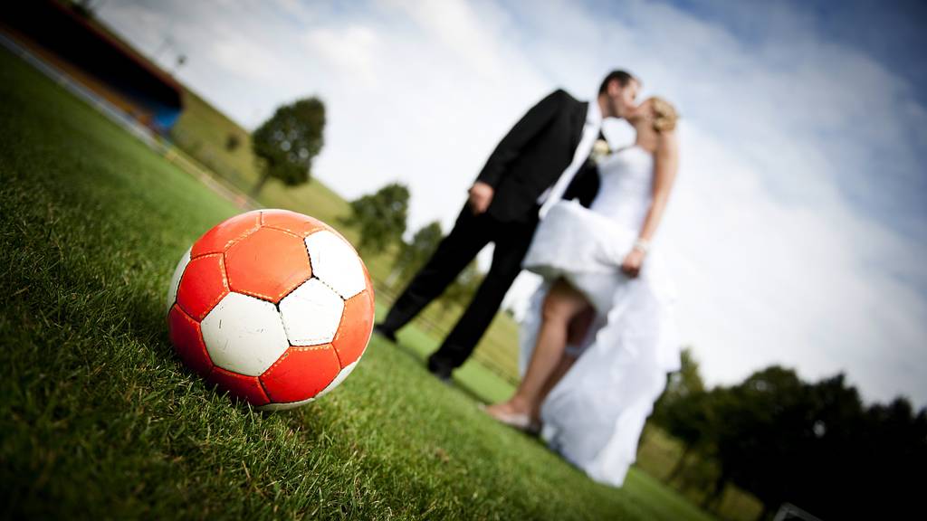 Einer der drei möglichen Wege, in die Nationalmannschaft von Andorra zu kommen: Heirat. (Bild: iStock / Halfpoint)