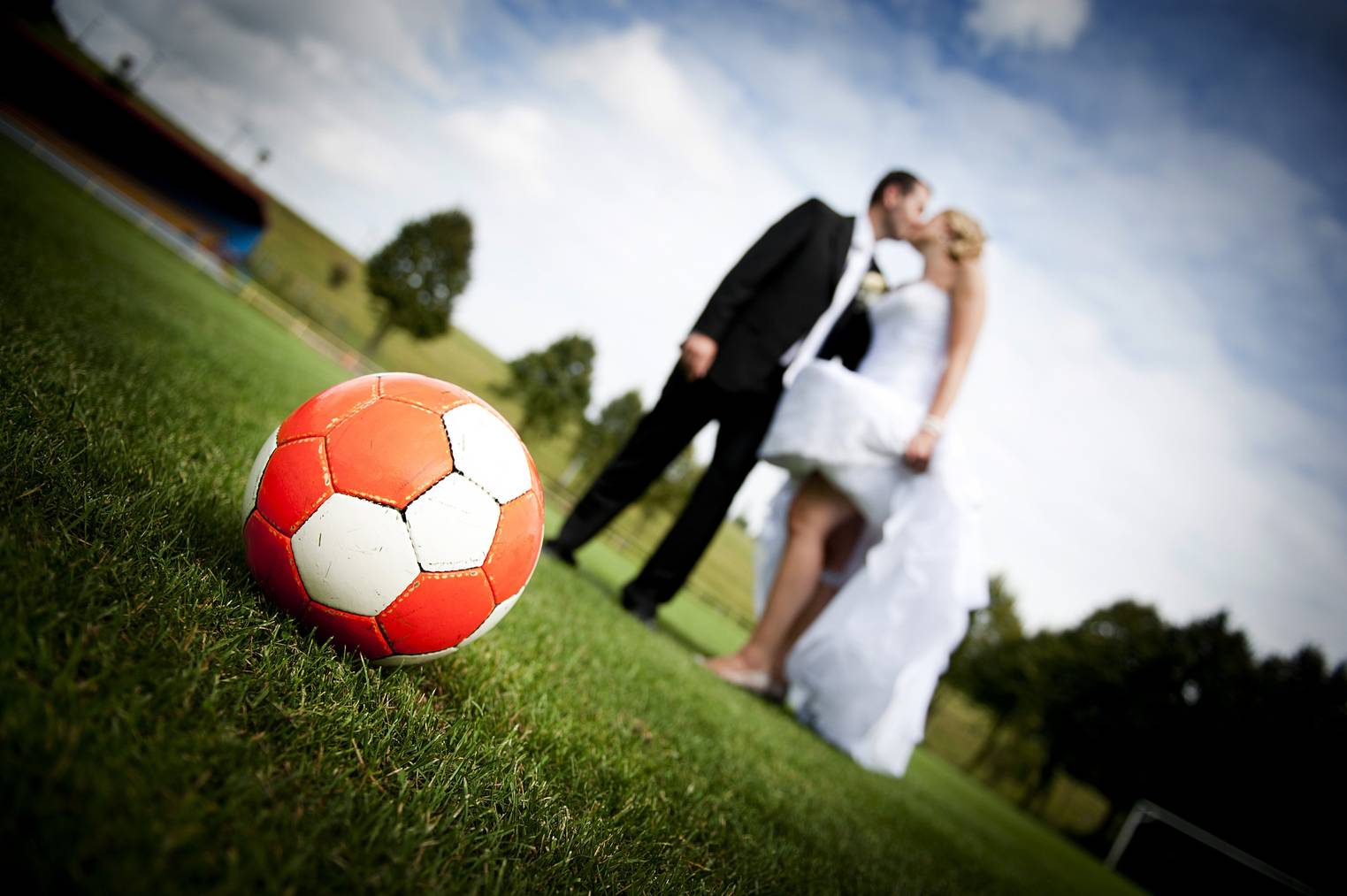 Einer der drei möglichen Wege, in die Nationalmannschaft von Andorra zu kommen: Heirat. (Bild: iStock / Halfpoint)