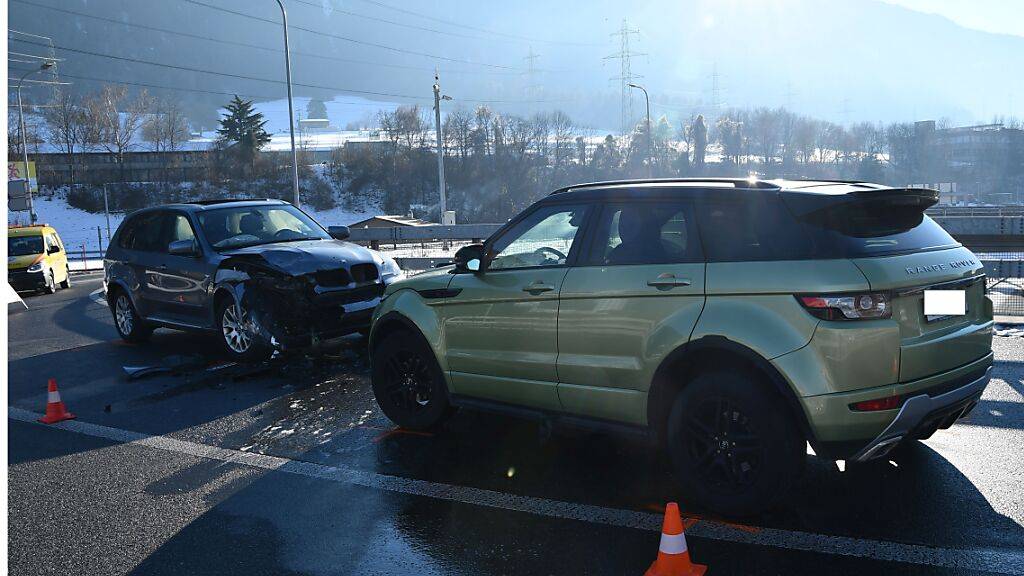 Die beiden stark beschädigten Fahrzeuge nach der Kollision im Kreisel in Chur Süd.