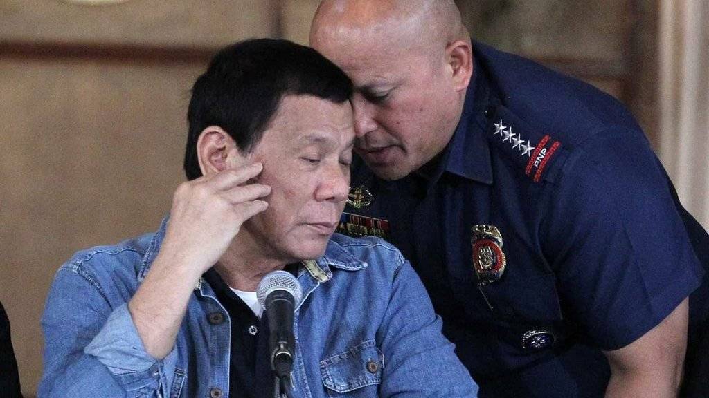 Der philippinische Präsident Rodrigo Duterte (l.) und Polizeichef Ronald Dela Rosa am Montag vor den Medien in Manila.