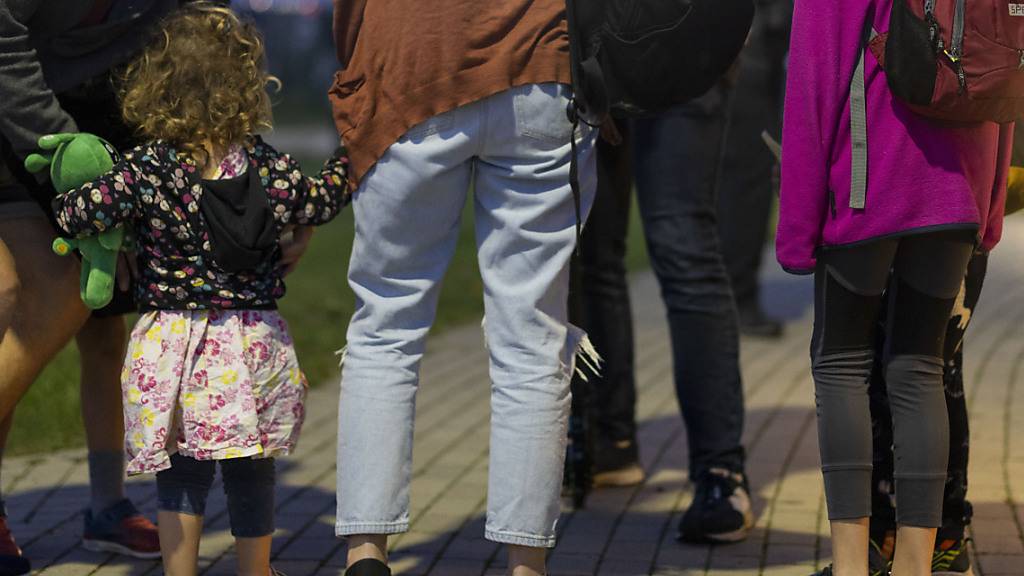 Eine Familie mit vier Kindern aus dem zweiten Transportflugzeug A400M der Bundeswehr kommt nach der Ankunft aus Israel am Militärflugplatz Wunstorf an. Zwei Bundeswehrmaschinen mit ausgeflogenen Passagieren aus Israel sind in Deutschland gelandet. Foto: Christoph Reichwein/dpa