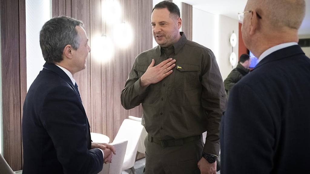 Aussenminister Ignazio Cassis (Links) begrüsst am Sonntag in Davos GR den Chef des ukrainischen Präsidialamts, Andrij Jermak. Rechts im Bild ist WEF-Gründer Klaus Schwab.
