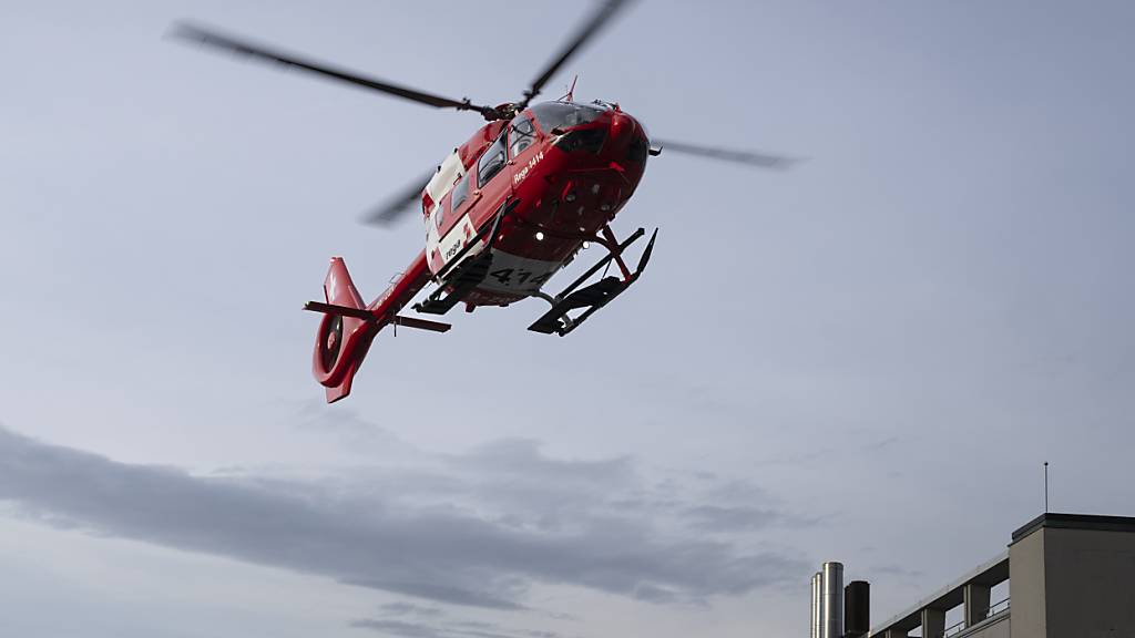 Ein Rettungshelikopter flog eine schwer verletzte Velofahrerin ins Spital. (Archivbild)