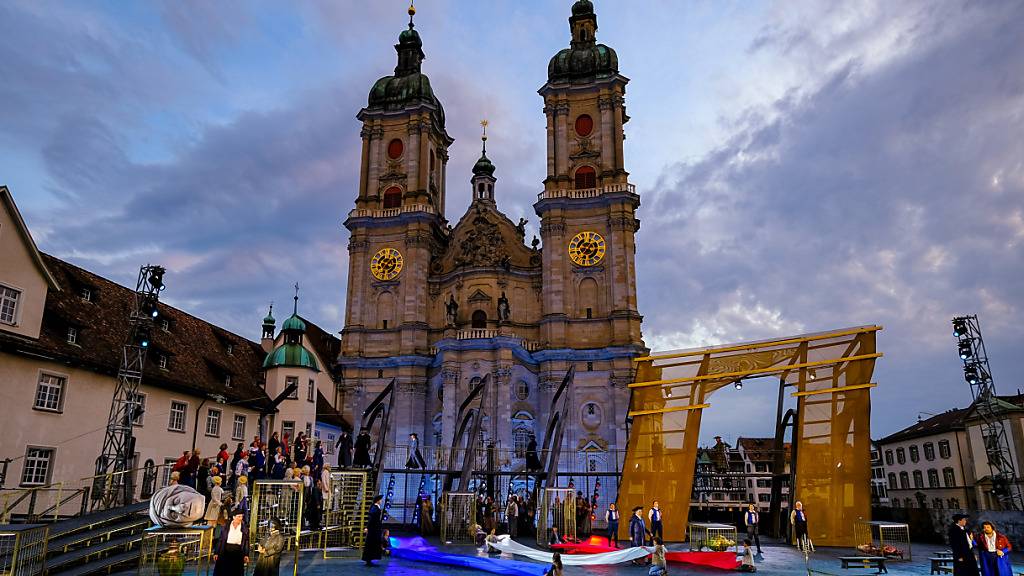 Zwei Kantonsräte fordern in einer Motion, dass der Kanton St. Gallen ein Prozent seiner Ausgaben der Kultur zukommen lässt. Im Bild eine Opern-Szene bei den St. Galler Festspielen 2023 auf dem Klosterplatz. (Archivbild)