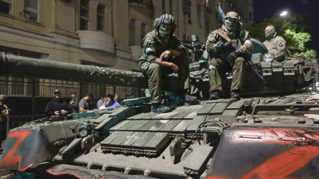 Angehörige des Militärunternehmens Wagner Group sitzen auf einem Panzer auf einer Strasse in Rostow.