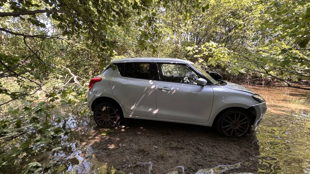 Mann gerät bei Sirnach TG mit dem Auto ins Wasser
