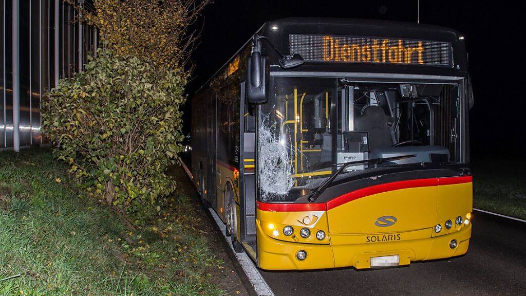 Das beschädigte Postauto. Der Velofahrer wurde bei dem Unfall in Basadingen TG lebensgefährlich verletzt.