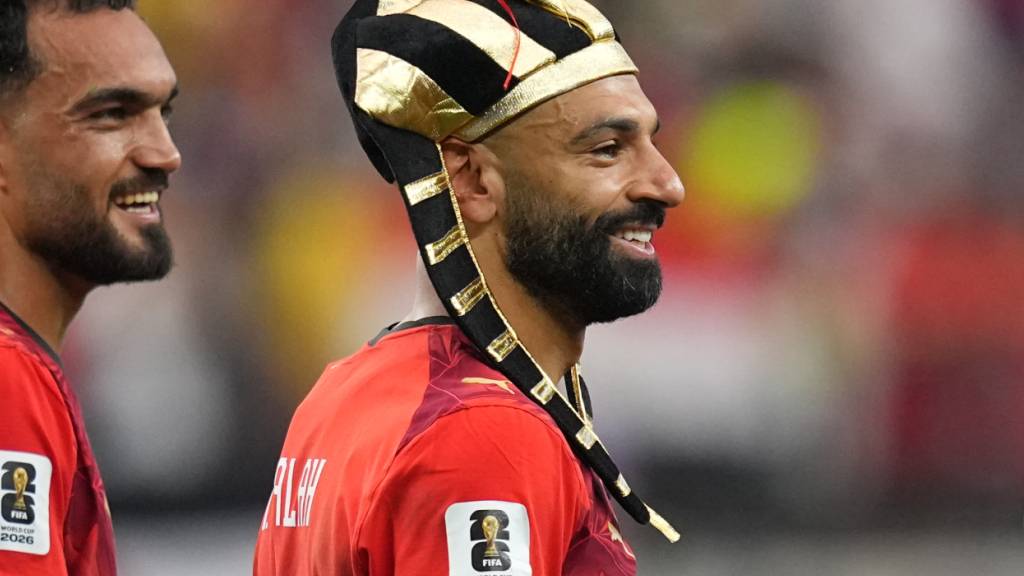 Ägyptens Starstürmer Mohamad Salah (rechts) freut sich nach dem Sechzehntelfinal-Sieg im Penaltyschiessen gegen Australien