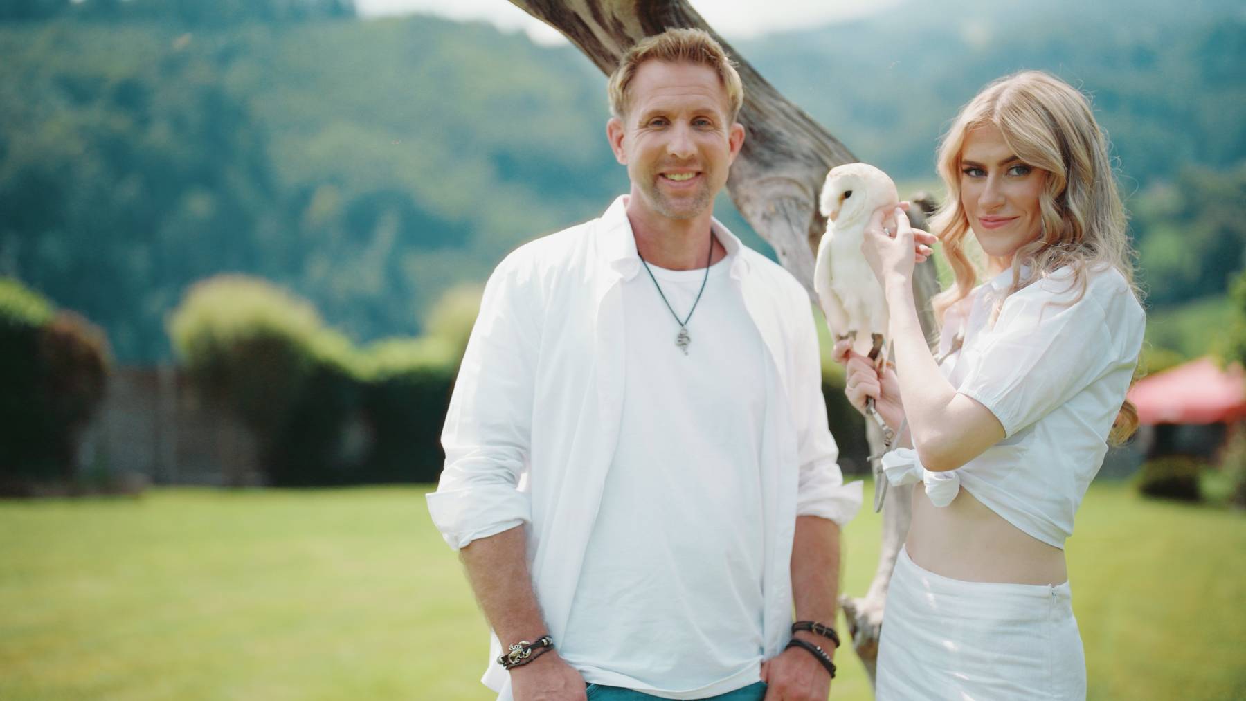 Oliver Fischer und Louella im Greifvogelpark in Buchs SG, hier wurde auch ein Teil des Musikvideos gedreht.