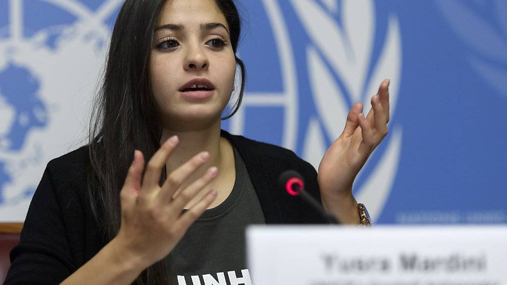Die syrische Schwimmerin Yusra Mardini spricht mit den Medien über ihre Berufung zur Sonderbotschafterin des UNHCR.