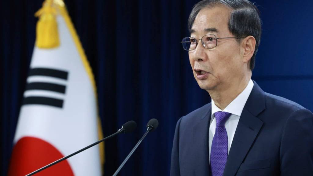 ARCHIV - Der damalige Übergangspräsident Han Duck-soo spricht während einer Pressekonferenz im Regierungskomplex. Nun fordert der südkoreanische Sonderermittler eine lange Haftstrafe gegen Han. Foto: Hong Hae-in/Yonhap/dpa