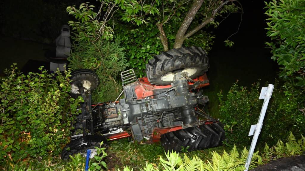 Die Polizei fand den Traktor im abfallenden Wiesland vor.