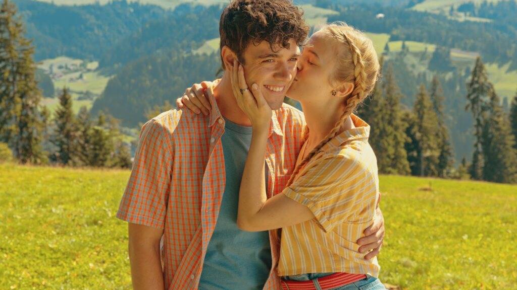 Luca Häni als der junge Daneli und Elena Flury als die junge Heidi: Im Film «Ewigi Liebi» spielen sie vor der Kulisse der Emmentaler Landschaft.