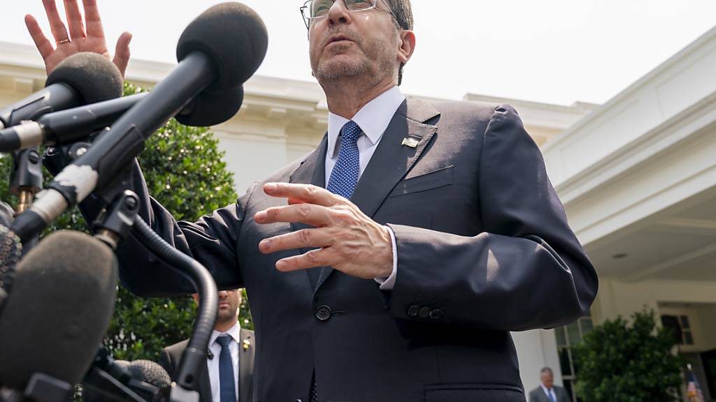 ARCHIV - Izchak Herzog, Präsident von Israel, spricht nach einem Treffen mit US-Präsident Biden im Weißen Haus zu den Medien. Foto: Jacquelyn Martin/AP/dpa