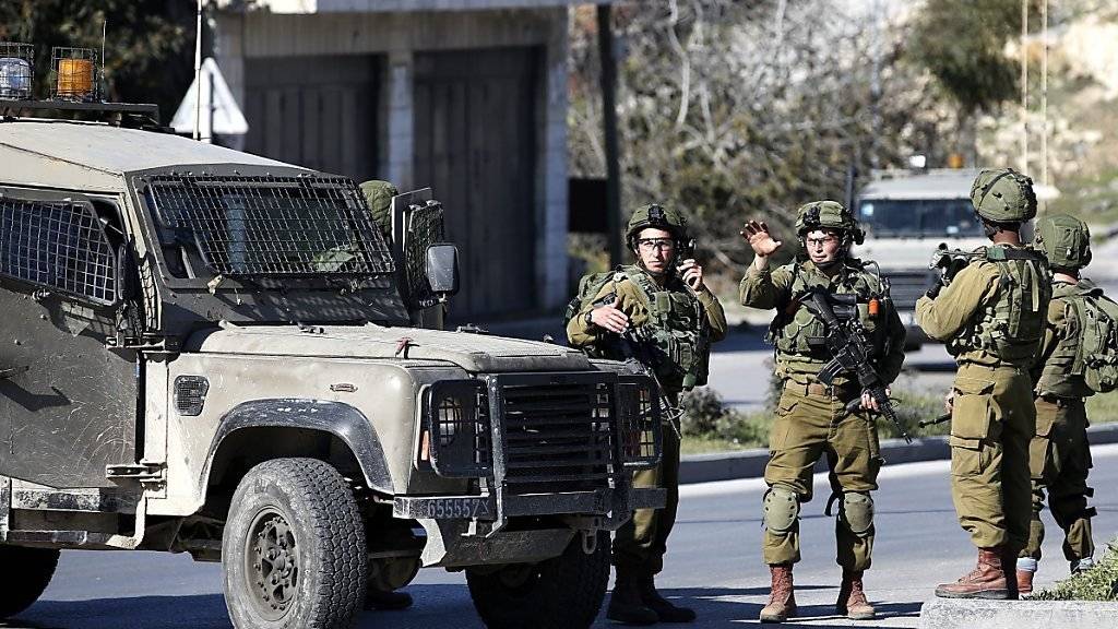 Israelische Soldaten bei Hebron im Westjordanland: Bei einem Zwischenfall an einem israelischen Grenzposten nordwestlich von Ramallah starb eine Frau, die den Posten mit dem Auto rammen wollte.