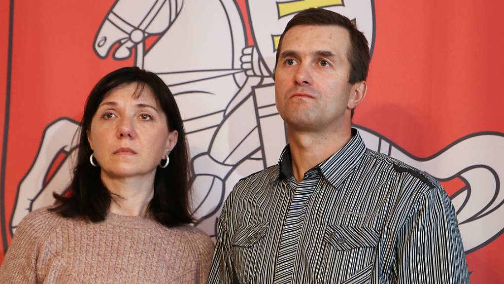 Die Eltern des entführten und inhaftierten belarussischen Bloggers Roman Protassewitsch, Natalia Protassewitsch und Dmitri Protassewitsch, stehen bei einer Pressekonferenz. Foto: Doris Heimann/dpa