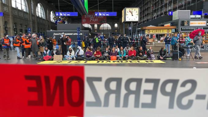 Polizei umstellt Aktivisten von Extinction Rebellion am Zürcher Hauptbahnhof