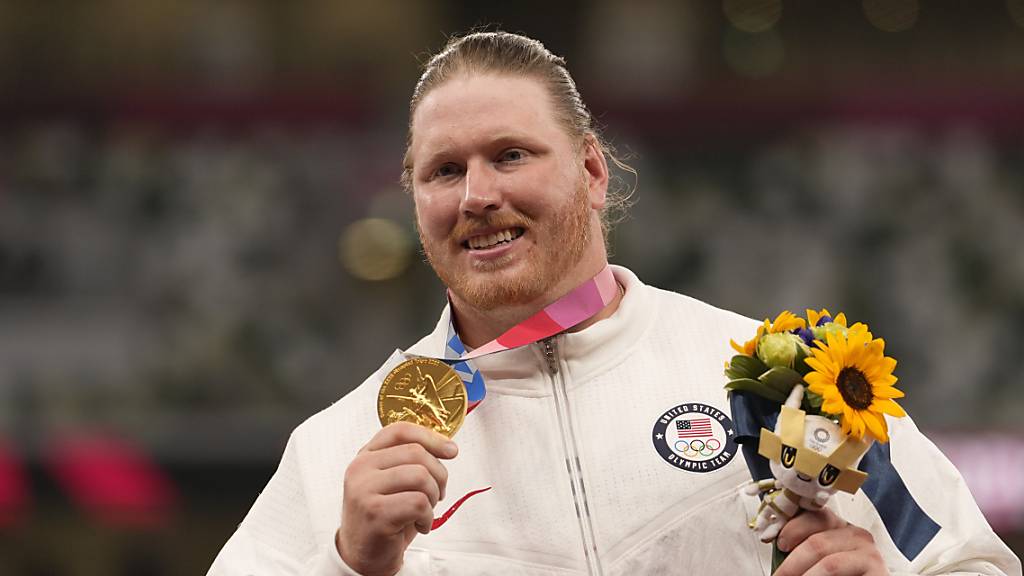 Kugelstösser Ryan Crouser zeigt am 5. August 2021 in Tokio stolz seine Olympia-Goldmedaille