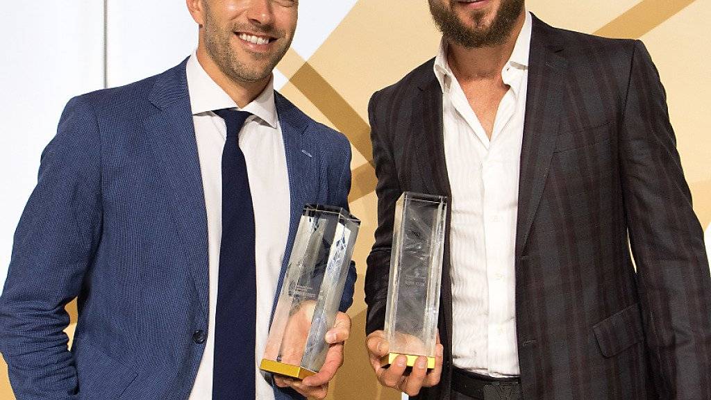 SCB-Stürmer Andrew Ebbett (links) und ZSC-Verteidiger Kevin Klein (rechts) werden an den Swiss Ice Hockey Awards in Bern als MVPs der Saison 2017/18 geehrt