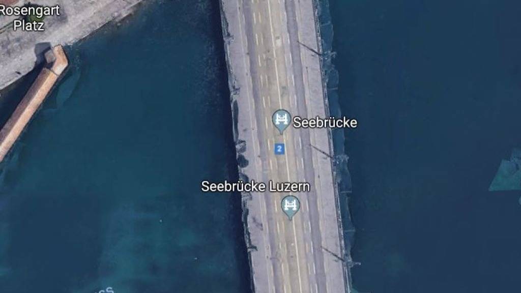 Auf der Seeseite (rechts) der Brücke in Luzern ist eine Person ins Wasser gefallen.