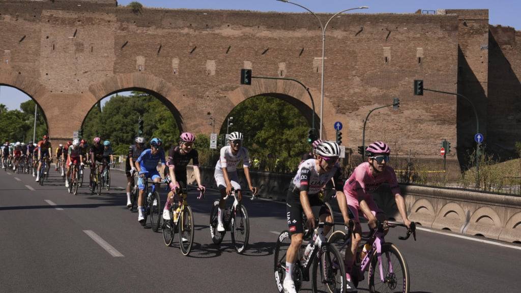 Simon Yates (rechts) bringt das rosa Leadertrikot sicher ins Ziel in Rom