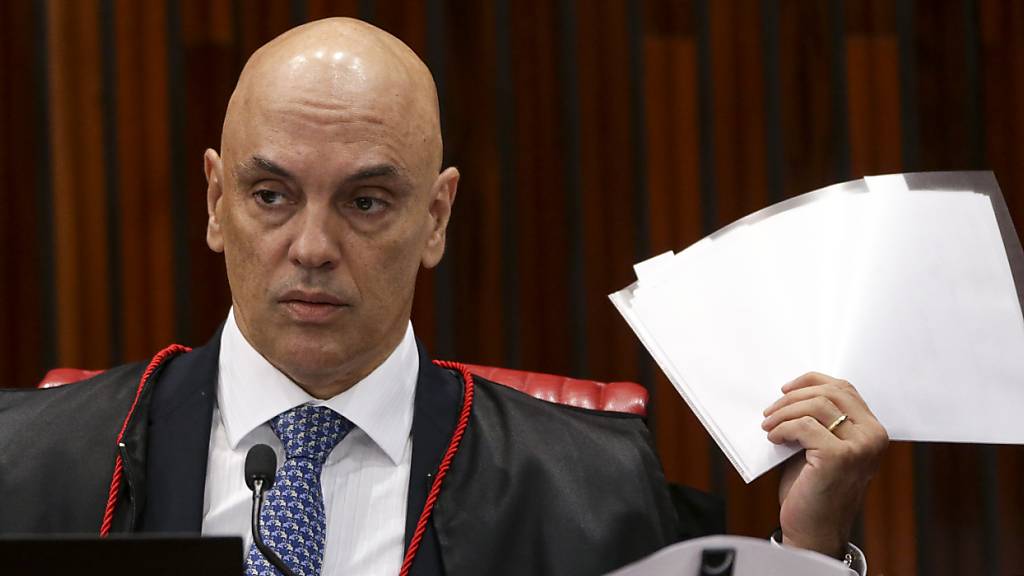 ARCHIV - Alexandre de Moraes, Präsident des Obersten Wahlgerichts von Brasilien, während des Verfahrens gegen Ex-Präsidenten Bolsonaro. Foto: Marcelo Camargo/Agencia Brazil/dpa