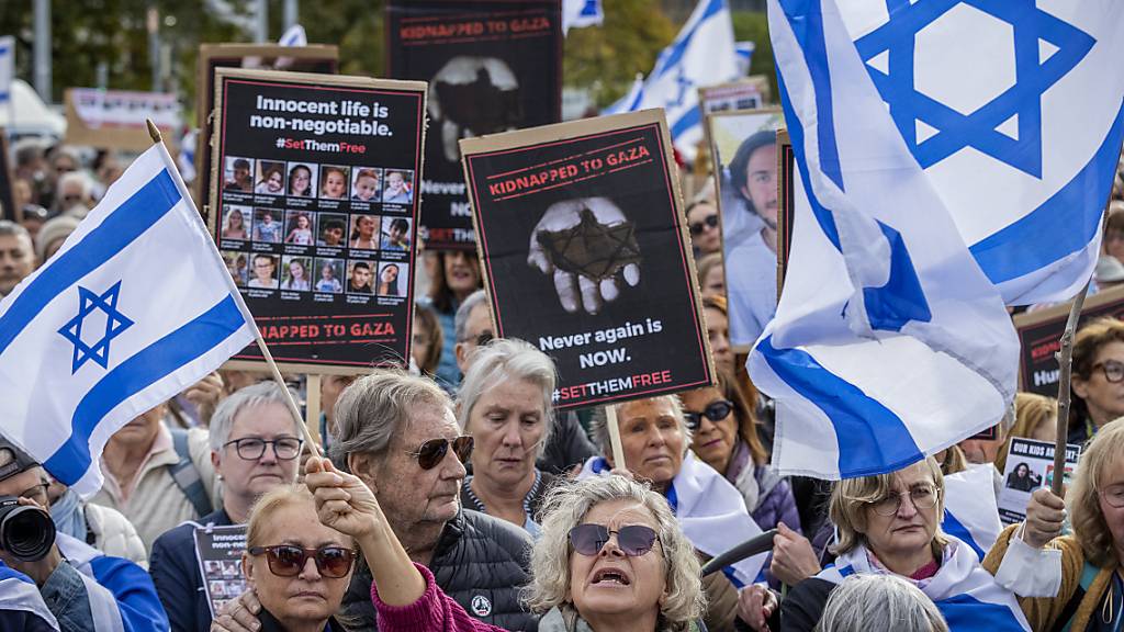 Hunderte von Menschen demonstrierten am Sonntag vor der Uno in Genf für die Freilassung der über 200 Geiseln in der Gewalt der palästinensischen Hamas.
