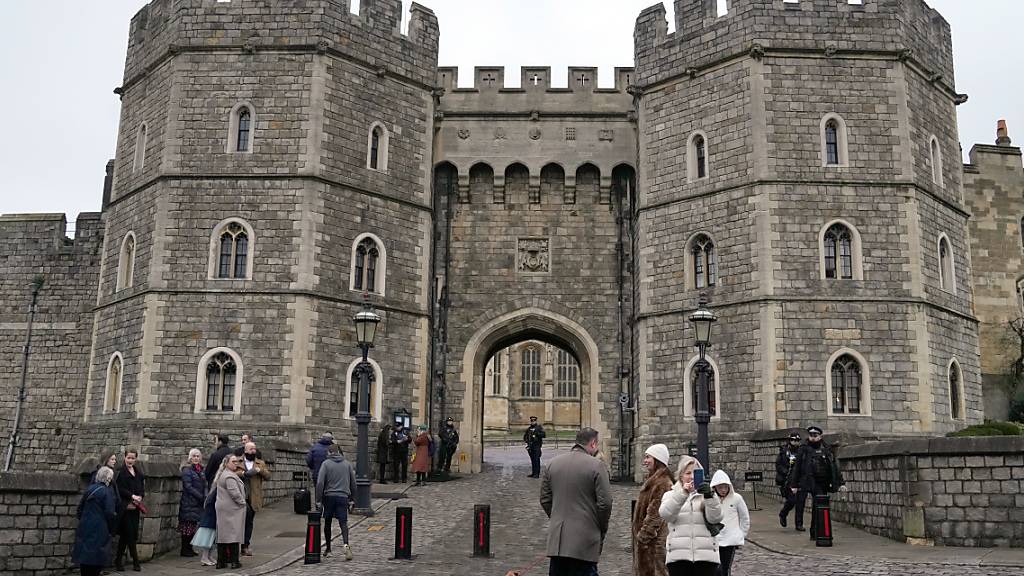ARCHIV - Touristen stehen vor Schloss Windsor am Tor Henry VII. Strafmaßverkündung im Prozess gegen einen jungen Mann geplant, der mutmaßlich Queen Elizabeth II. töten wollte. Foto: Alastair Grant/AP/dpa