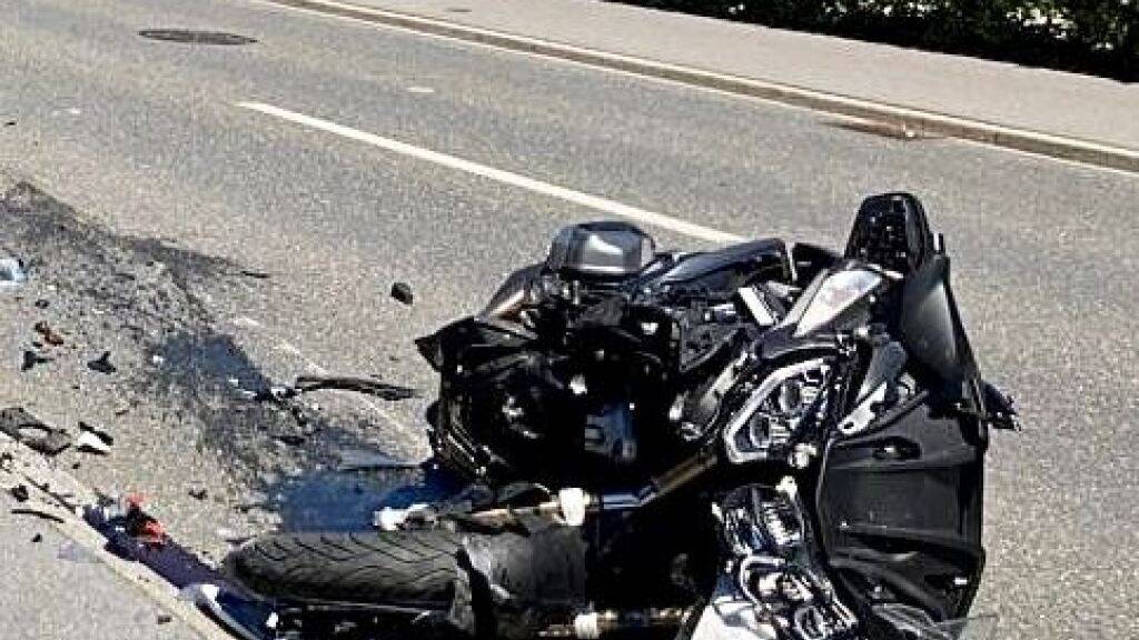 Das Motorrad wurde beim Unfall stark beschädigt.