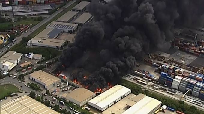 Schwarzer Rauch über Brisbane: Industriehalle in Flammen