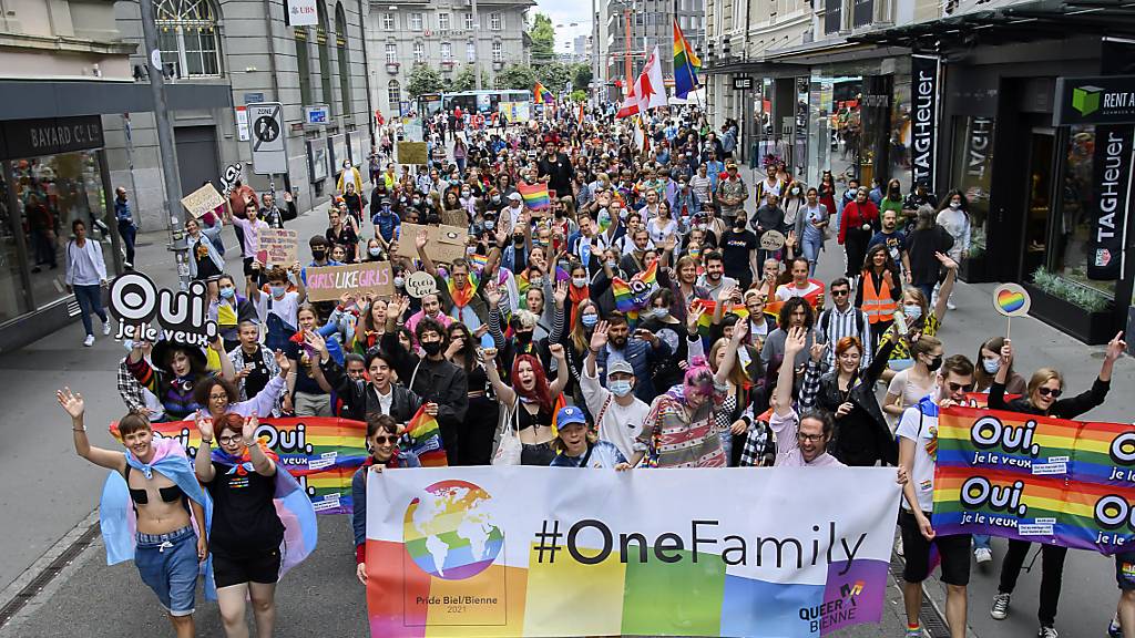 Teilnehmende der Pride marschierten am Samstag durch Biel und warben dabei für ein Ja zur «Ehe für alle».