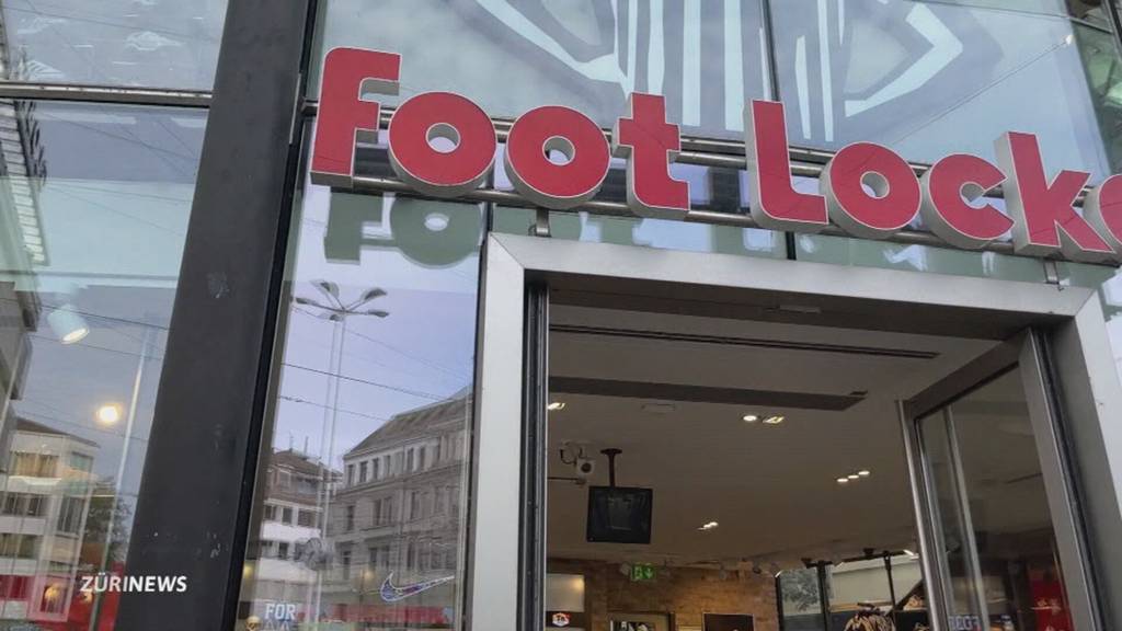 Schuhdieb läuft mit geklauten Sneakers an den Füssen der Polizei in die Arme