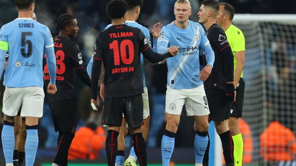 Erling Haaland musste den Spielern von Leverkusen zum Sieg gratulieren