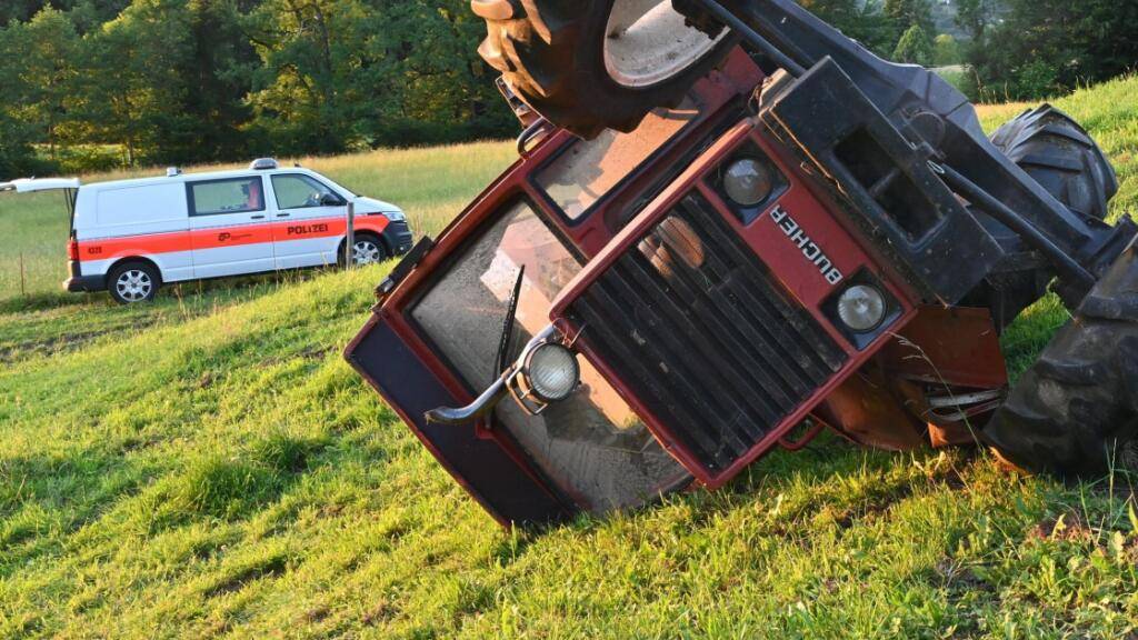 Traktorfahrer verletzt sich beim Mähen in Rüti schwer
