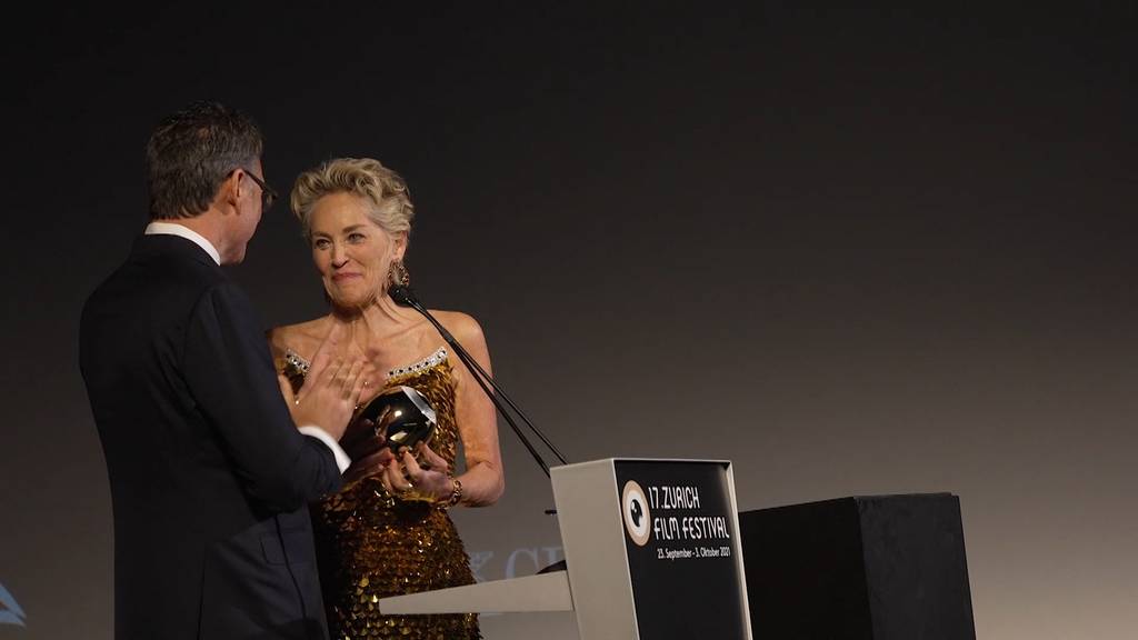 Gerührte Sharon Stone nimmt in Zürich Golden Icon Award entgegen