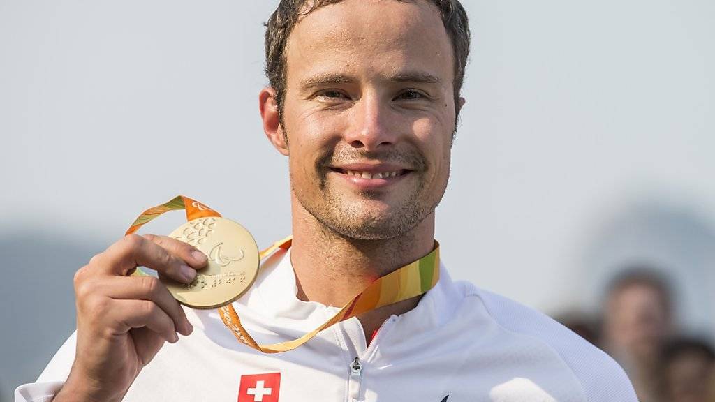 Der Thurgauer Rollstuhlsportler Marcel Hug mit einer der Goldmedaillen, die er an den Sommer-Paralympics 2016 in Rio de Janeiro gewann.